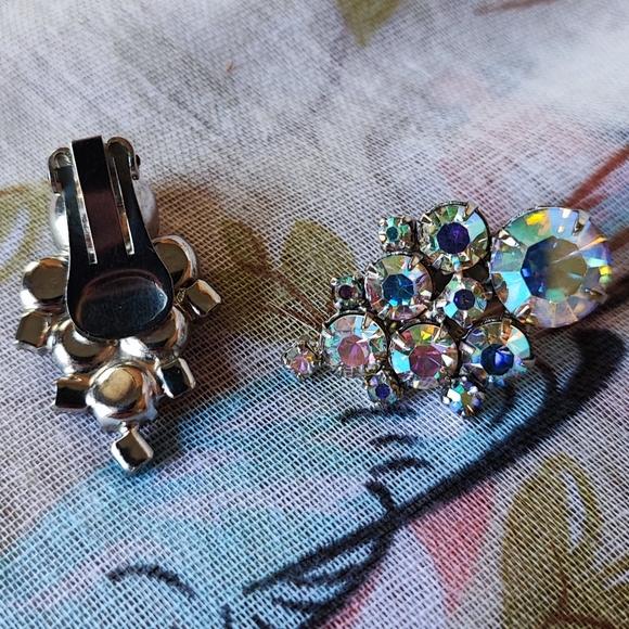 Vintage Blazing Aurora Borealis Rhinestone Clip On Earrings Unsigned Juliana D&E - Picture 3 of 6